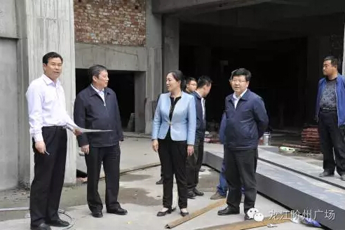 市長陳青，副市長王月成陪同省電力投資集團(tuán)公司總經(jīng)理李輝一行深入階州廣場視察