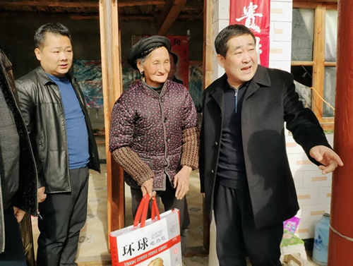 市龍江集團在文縣橋頭鎮(zhèn)安子坡村開展“解難題、辦實事、送溫暖”活動
